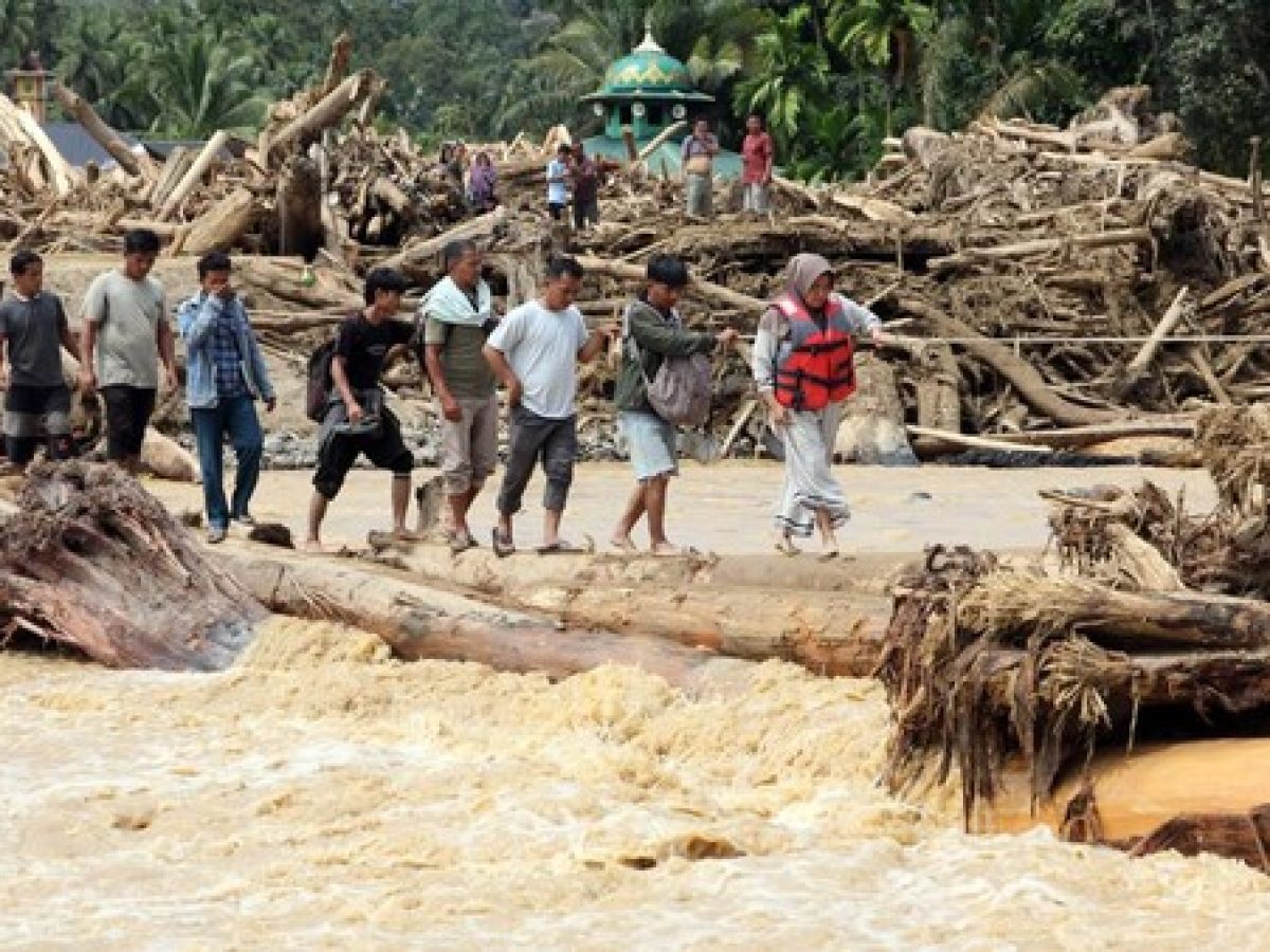 akses-jalan-di-tapanuli-selatan-putus-akibat-banjir-bandang-1764409766764_169